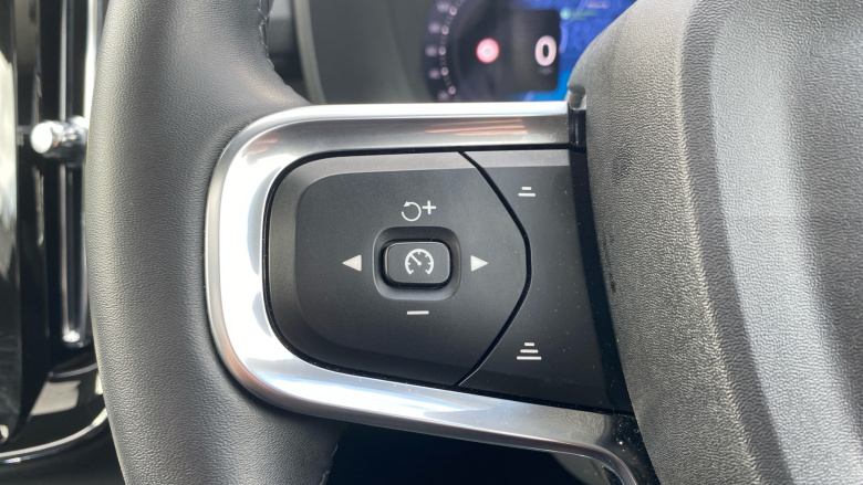 Volvo XC40 2.0 B4P Ultra Dark 5dr Auto Petrol Estate